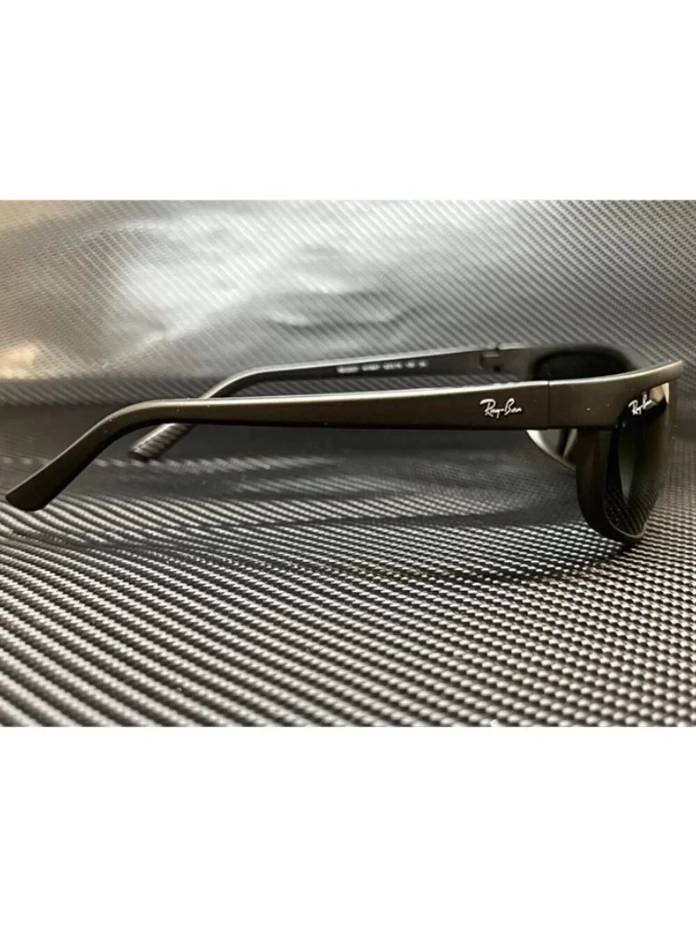 New Ray-Ban Men  Black Sunglasses  62- 19- 130